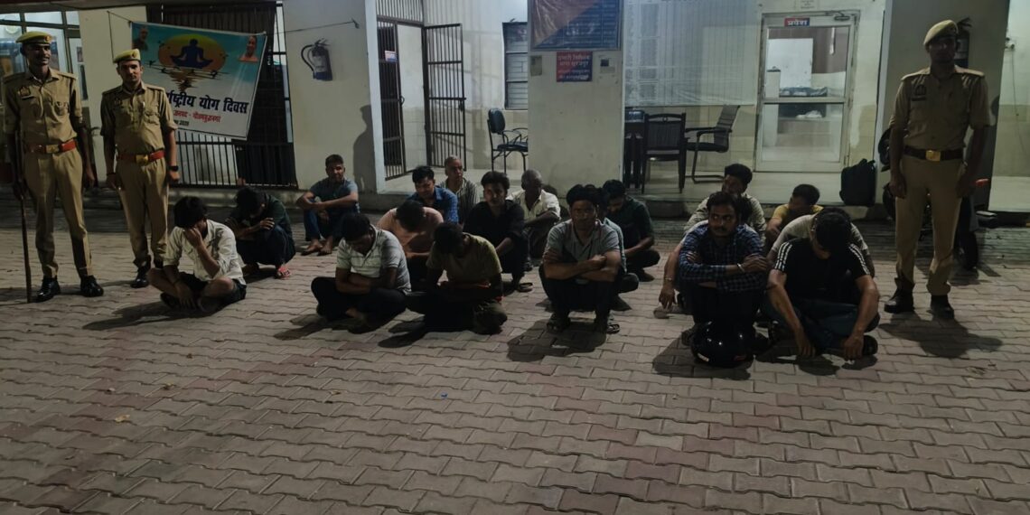सुरजपुर कस्बे में अचानक पुलिस देख शराबियों में मची भगदड़, सार्वजनिक स्थान पर शराब पीने वाले 17 शराबी धरे गए