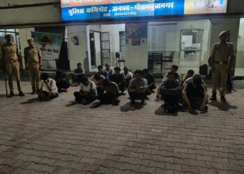 सुरजपुर कस्बे में अचानक पुलिस देख शराबियों में मची भगदड़, सार्वजनिक स्थान पर शराब पीने वाले 17 शराबी धरे गए