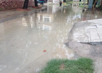 हल्की बारिश में ही डूबा सेक्टर डेल्टा-2, ग्रेटर नोएडा प्राधिकरण के दावों की खुली पोल