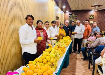 RWA बीटा-1 ने आयोजित किया शहर का पहला ‘आम महोत्सव’, सामाजिक सौहार्द और संवाद का बना मंच