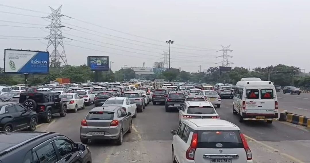 जंतर-मंतर पर प्रदर्शन का साया, नोएडा-दिल्ली मार्ग पर, सघन चेकिंग से गाड़ियां रेंगने को मजबूर गाड़ियां रेंगने को मजबूर
