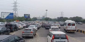 जंतर-मंतर पर प्रदर्शन का साया, नोएडा-दिल्ली मार्ग पर, सघन चेकिंग से गाड़ियां रेंगने को मजबूर गाड़ियां रेंगने को मजबूर