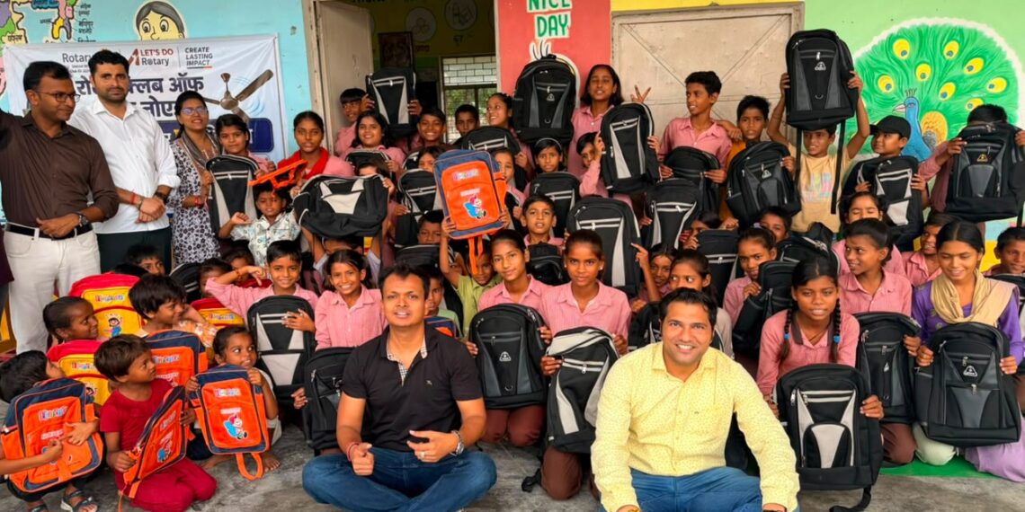 स्कूल बैग पाकर बच्चों के चेहरे पर खिल उठी मुस्कान