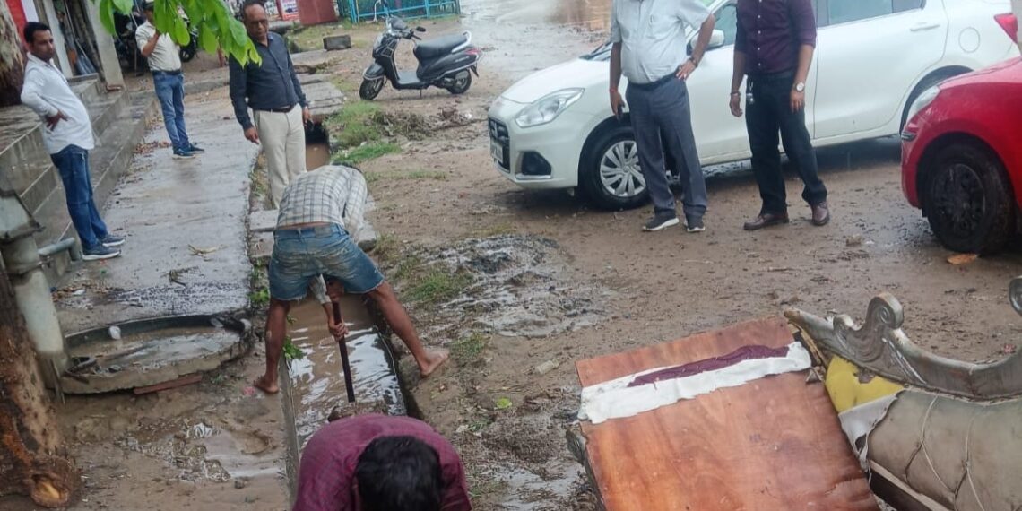 ग्रेटर नोएडा में बारिश के दौरान जलभराव से निपटने को फील्ड में उतरे प्राधिकरणकर्मी