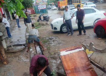 ग्रेटर नोएडा में बारिश के दौरान जलभराव से निपटने को फील्ड में उतरे प्राधिकरणकर्मी
