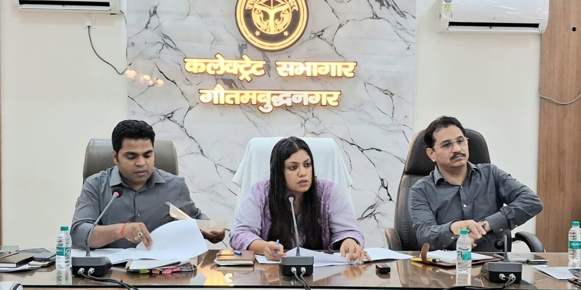 जिलाधिकारी मेधा रूपम का बड़ा एक्शन : नियमों का उल्लंघन करने वाले 7 निजी स्कूलों पर 7 लाख रुपये का जुर्माना