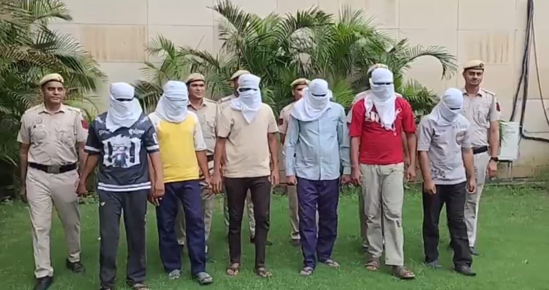 शेयर बाजार और फॉरेक्स में मोटे मुनाफे का झांसा देकर ठगी, दिल्ली पुलिस ने इंदौर से 6 साइबर ठग पकड़े