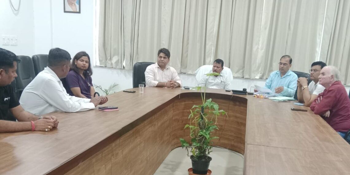ग्रेटर नोएडा में एडब्ल्यूएचओ व गोदरेज गोल्फ लिंक सोसाइटी में डॉग फीडिंग पॉइंट बनाने पर सहमति