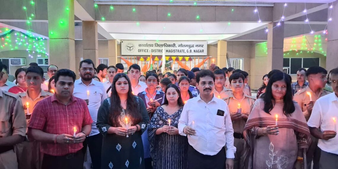 जिलाधिकारी गौतमबुद्ध नगर के नेतृत्व में विभाजन विभीषिका स्मृति दिवस पर निकाला कैंडल मार्च