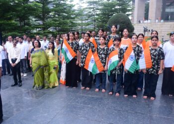 ग्रेनो वेस्ट स्थित प्राधिकरण के दफ्तर में एसीईओ सुनील कुमार सिंह ने किया ध्वजारोहण
