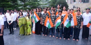 ग्रेनो वेस्ट स्थित प्राधिकरण के दफ्तर में एसीईओ सुनील कुमार सिंह ने किया ध्वजारोहण