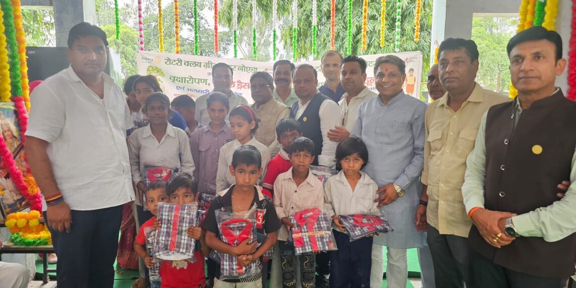 रोटरी क्लब ग्रीन ग्रेटर नोएडा ने स्कूल ड्रेस व अल्मारी किया भेंट