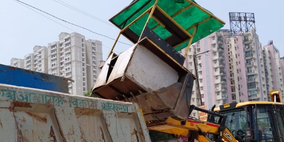 सड़क किनारे अतिक्रमण करने वालों पर प्राधिकरण की बड़ी कार्रवाई