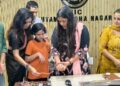 बच्चो ने कलेक्ट्रेट में DM मेधा रूपम को अपने हाथों से बनाई राखी बांधकर मनाया रक्षाबंधन का पर्व_
