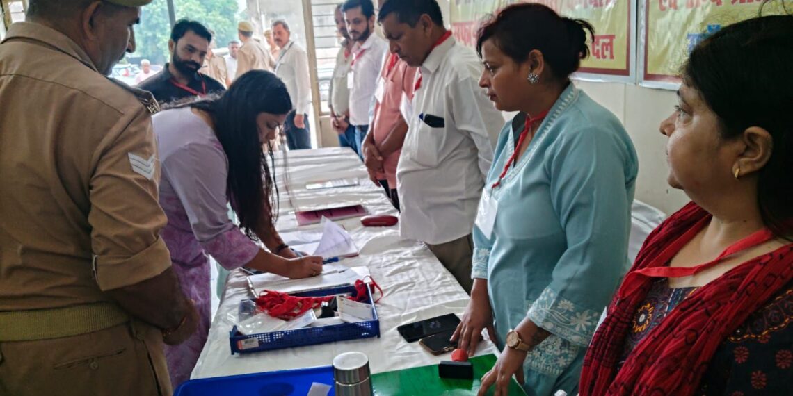 जिला निर्वाचन अधिकारी ने कलेक्ट्रेट स्थित वेयरहाउस में एफएलसी कार्यों का लिया जायजा