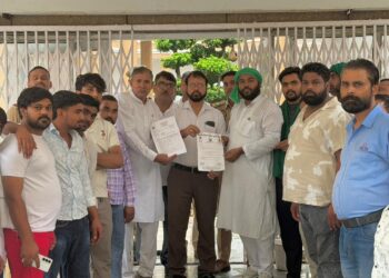 ग्रेटर नोएडा में अवैध कब्जे के खिलाफ किसानों ने जिलाधिकारी को सौपा ज्ञापन