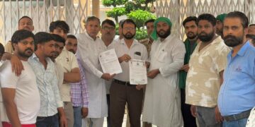 ग्रेटर नोएडा में अवैध कब्जे के खिलाफ किसानों ने जिलाधिकारी को सौपा ज्ञापन
