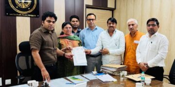 विकास कार्यों पर ADM और प्राधिकरण अधिकारियों से मिले RWA बीटा वन के पदाधिकारी