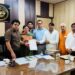विकास कार्यों पर ADM और प्राधिकरण अधिकारियों से मिले RWA बीटा वन के पदाधिकारी