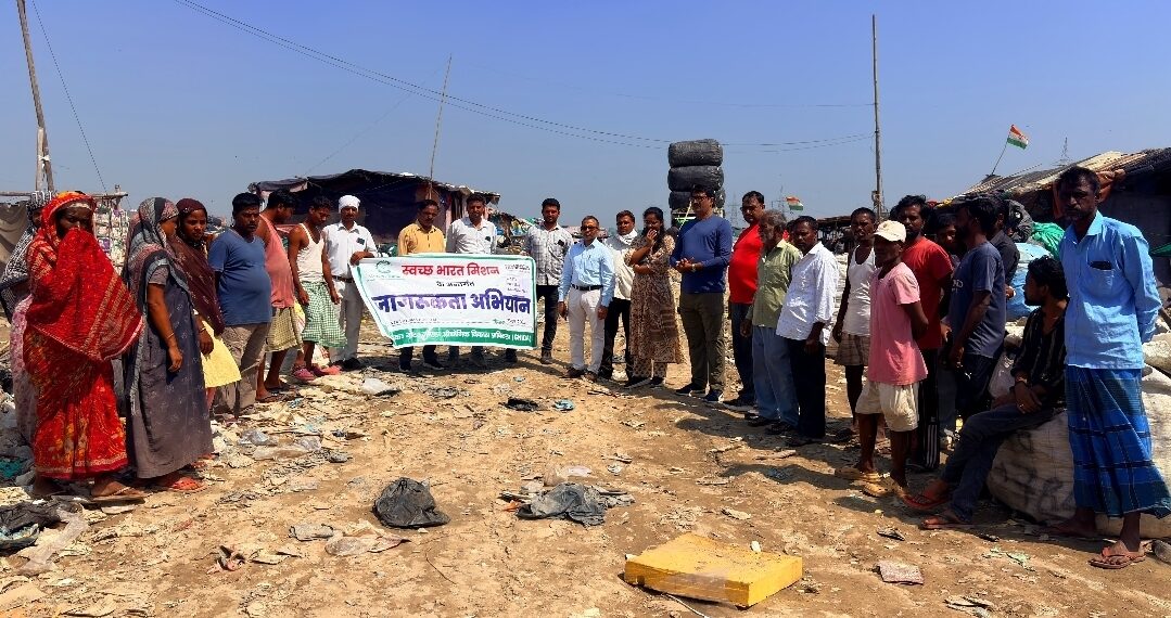 स्वच्छता और कचरा न जलाने के प्रति कबाड़ी एवं कचरा बीनने वाले श्रमिकों को किया जागरूक