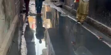 प्राधिकरण की लापरवाही का सितम: सूरजपुर की गलियों में बहा नाली का गंदा पानी, बदबू से बीमार होने की आशंका
