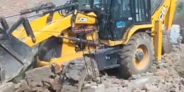 हैबतपुर के डूब क्षेत्र में चला ग्रेनो प्राधिकरण का बुल्डोजर