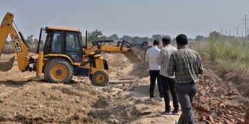 ग्रेटर नोएडा के भनौता में अतिक्रमण पर ग्रेनो प्राधिकरण ने चलाया बुल्डोजर